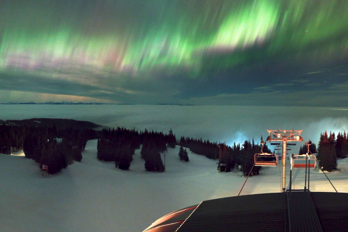 Northern Lights put on show above B . C . ski hill | Nanaimo News Bulletin